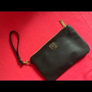 Charging wristlet bag